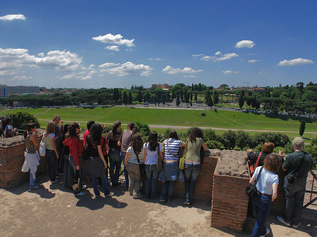 Menschen vor dem Circus Maximus Foto 