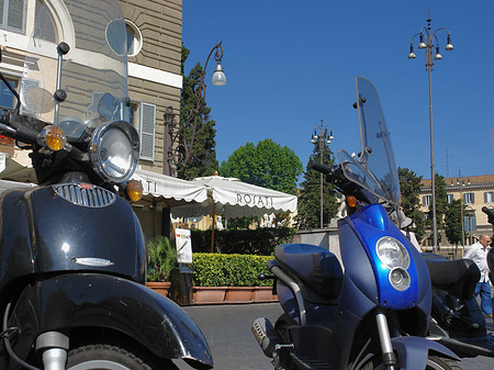 Mofas an der Piazza del Popolo
