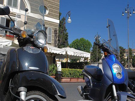 Mofas an der Piazza del Popolo Foto 