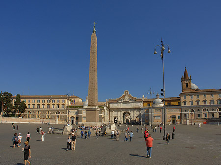 Obelisk mit dem Porta del Popolo