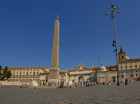 Obelisk mit dem Porta del Popolo Foto 