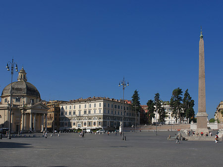 Obelisk mit Kirche