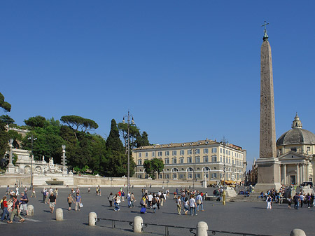 Obelisk und Löwenbrunnen