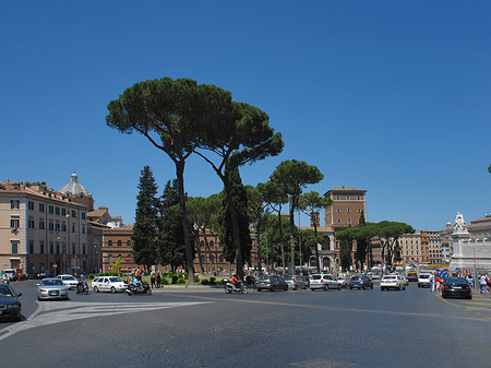 Verkehr an der Piazza Venezia Fotos