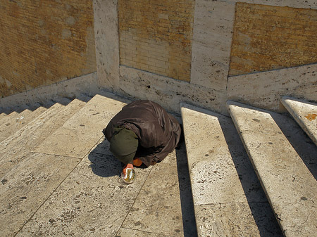 Foto Arme Frau an der Spanischen Treppe - Rom