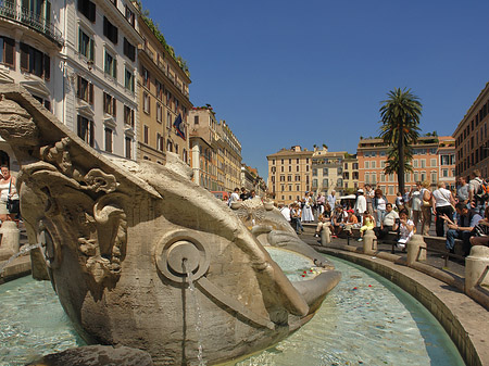 Schiff im Barcaccia Brunnen