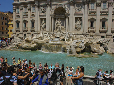 Menschen am Brunnen Fotos