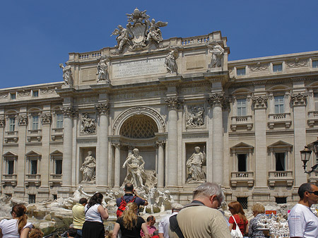 Menschen am Brunnen Foto 