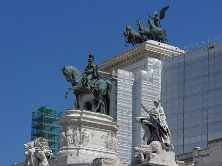 Bronzestatue von Victor Emmanuel Fotos