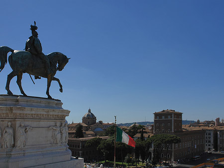 Bronzestatue von Victor Emmanuel Fotos