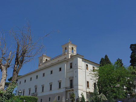 Villa hinter Bäumen Fotos